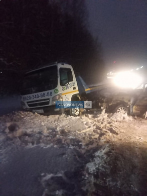 Пассажирский автобус и еще несколько авто улетели в кювет под Ивановом